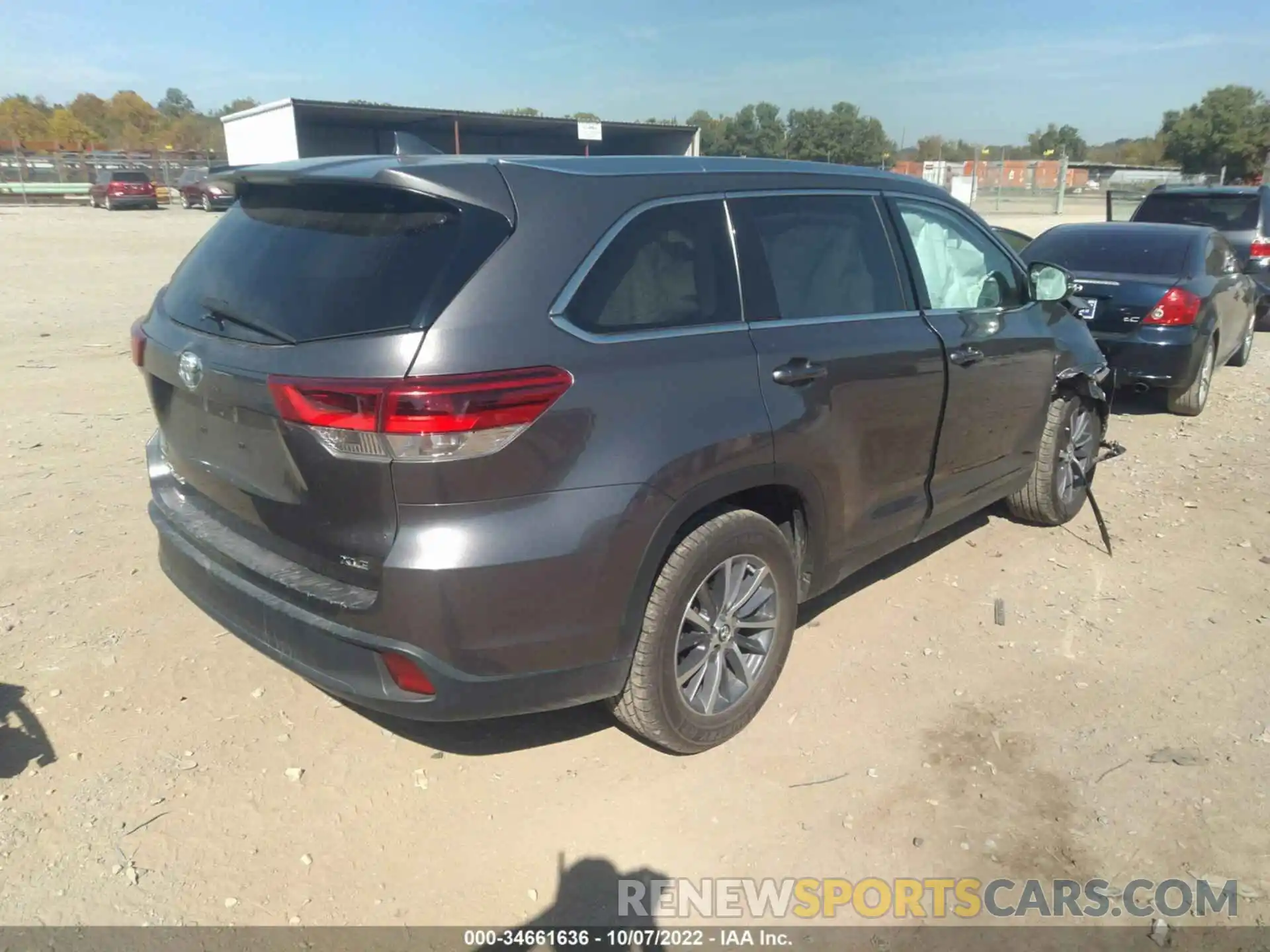 4 Photograph of a damaged car 5TDKZRFH5KS564601 TOYOTA HIGHLANDER 2019