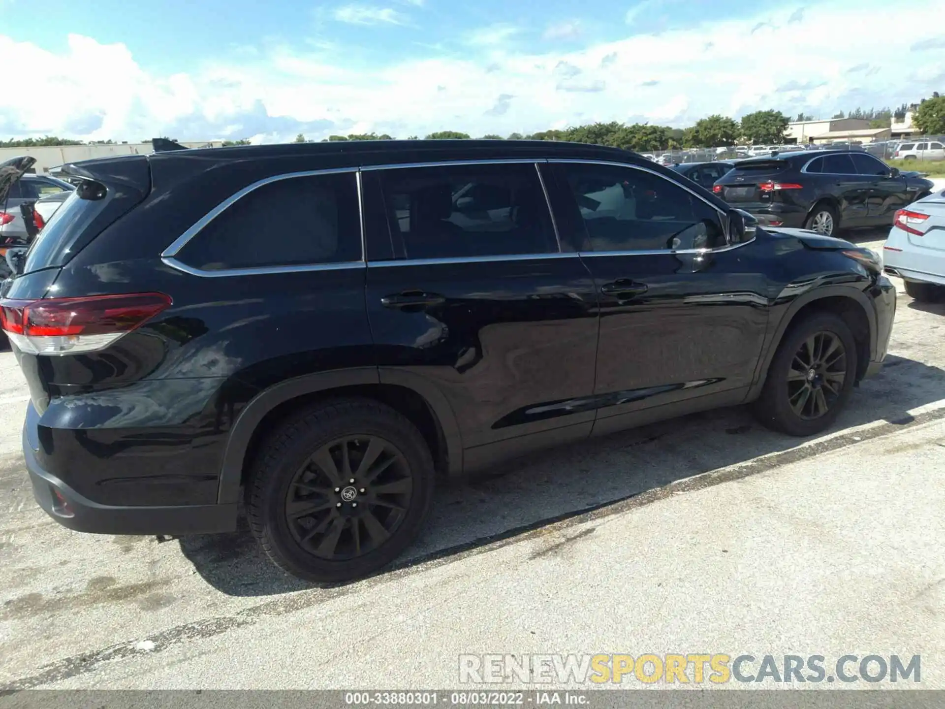 4 Photograph of a damaged car 5TDKZRFH5KS566722 TOYOTA HIGHLANDER 2019