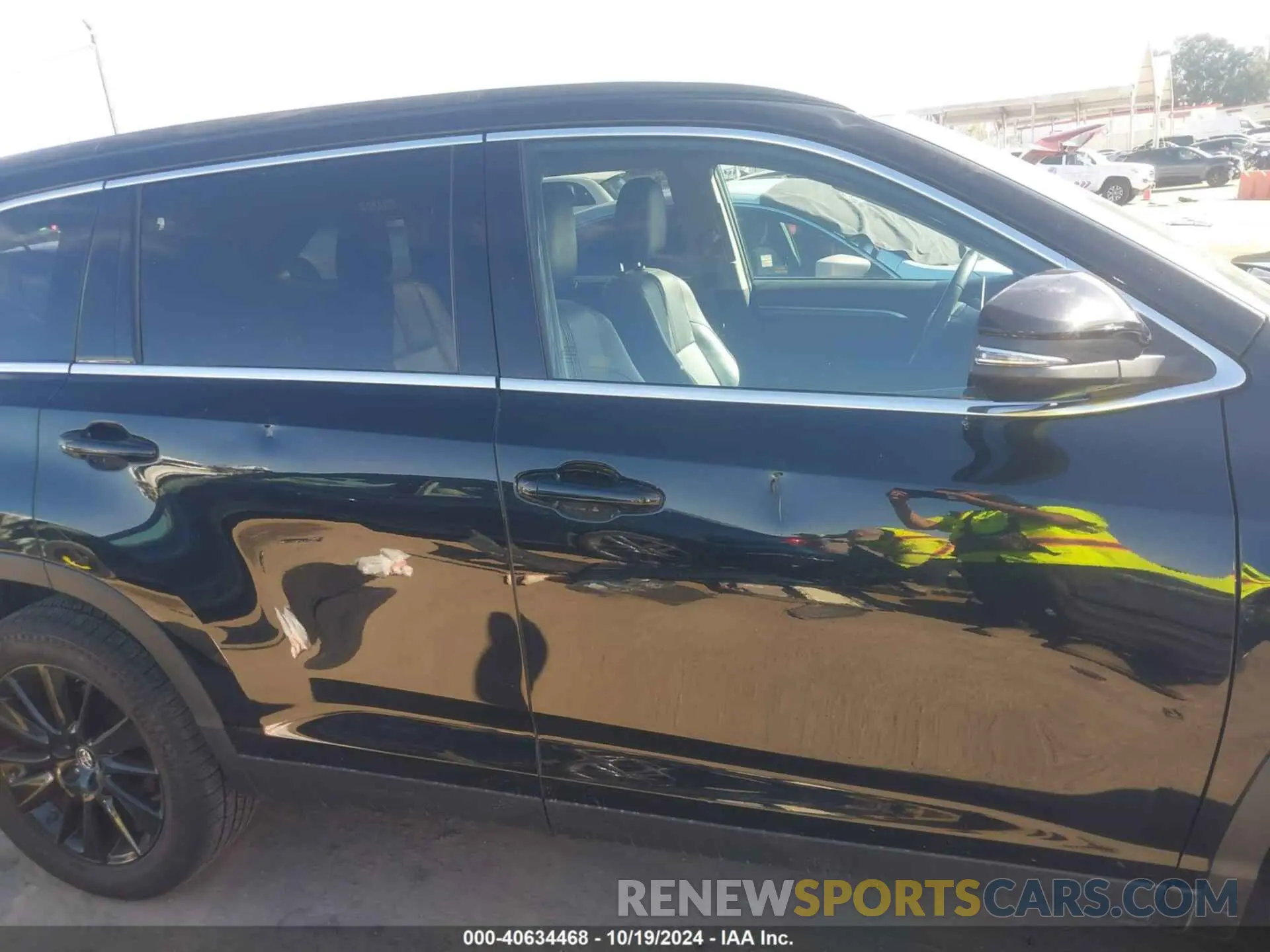 13 Photograph of a damaged car 5TDKZRFH5KS569698 TOYOTA HIGHLANDER 2019