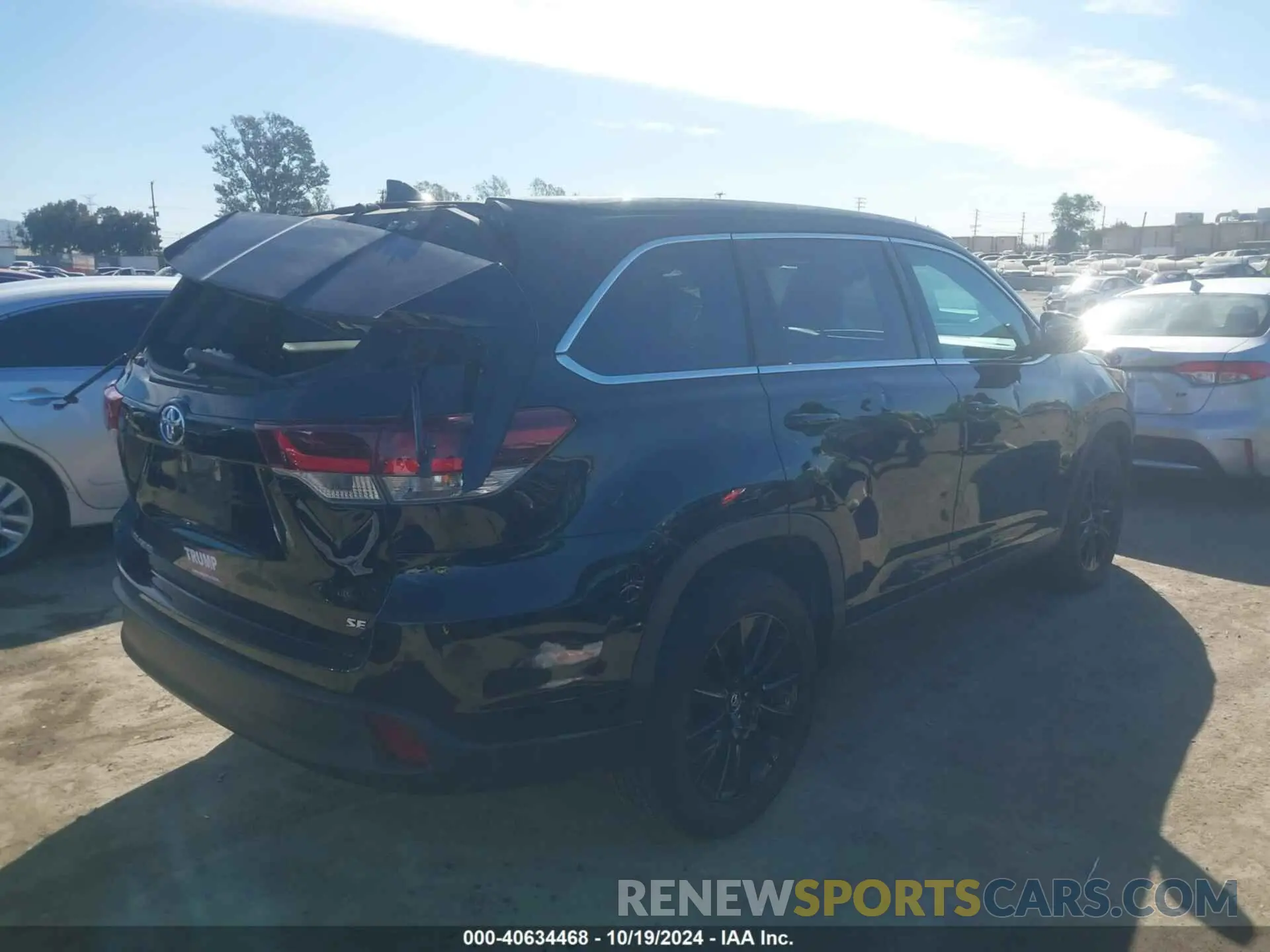 4 Photograph of a damaged car 5TDKZRFH5KS569698 TOYOTA HIGHLANDER 2019