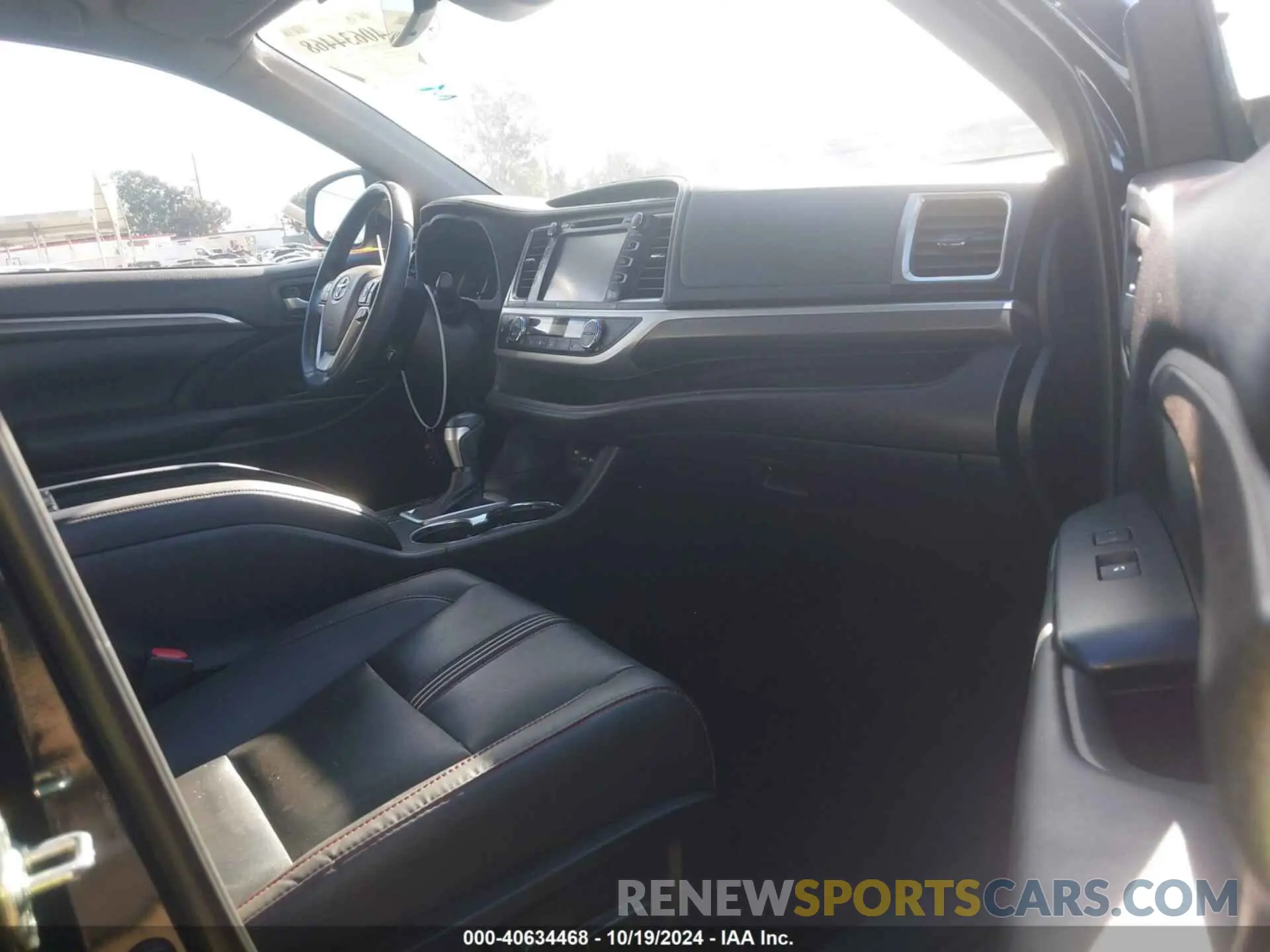 5 Photograph of a damaged car 5TDKZRFH5KS569698 TOYOTA HIGHLANDER 2019