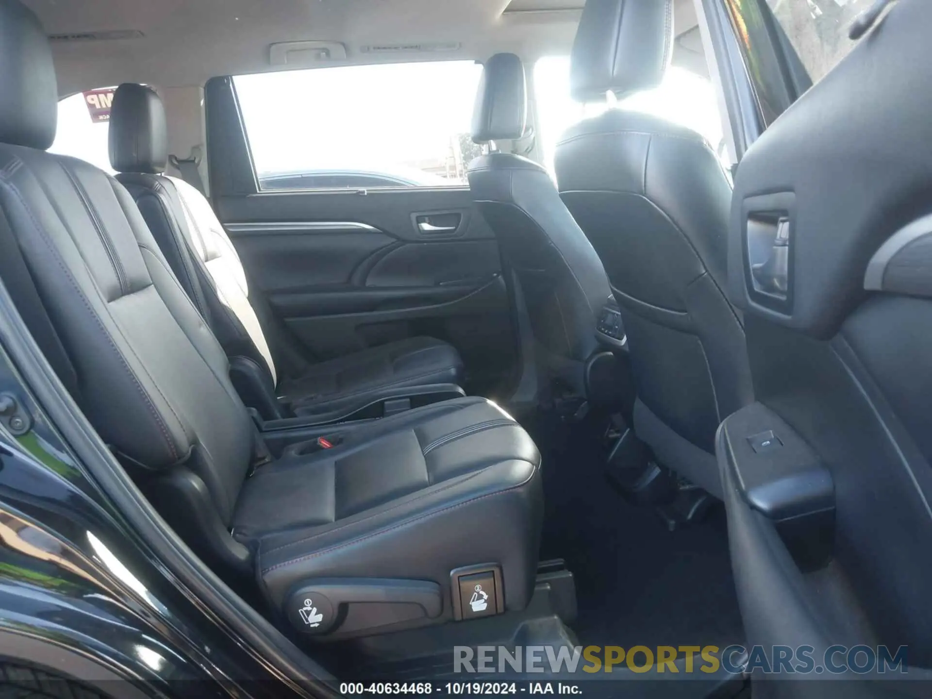 8 Photograph of a damaged car 5TDKZRFH5KS569698 TOYOTA HIGHLANDER 2019
