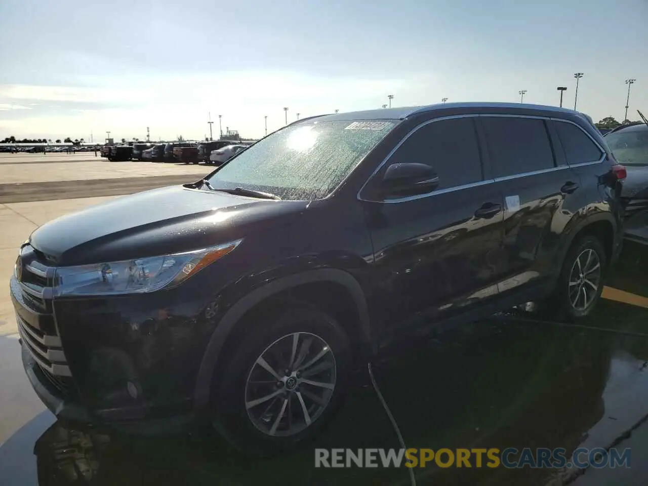 1 Photograph of a damaged car 5TDKZRFH5KS569975 TOYOTA HIGHLANDER 2019