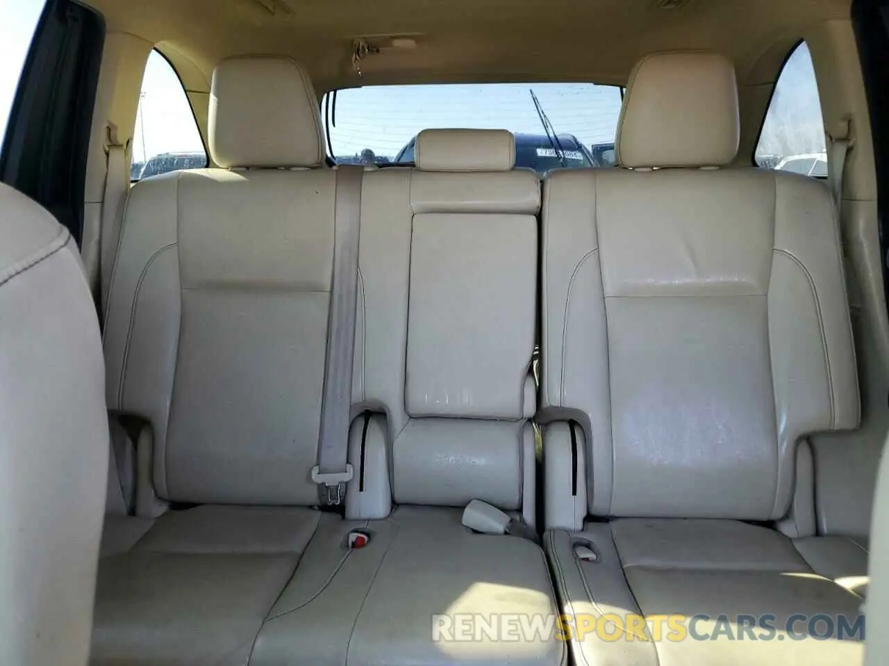 10 Photograph of a damaged car 5TDKZRFH5KS569975 TOYOTA HIGHLANDER 2019