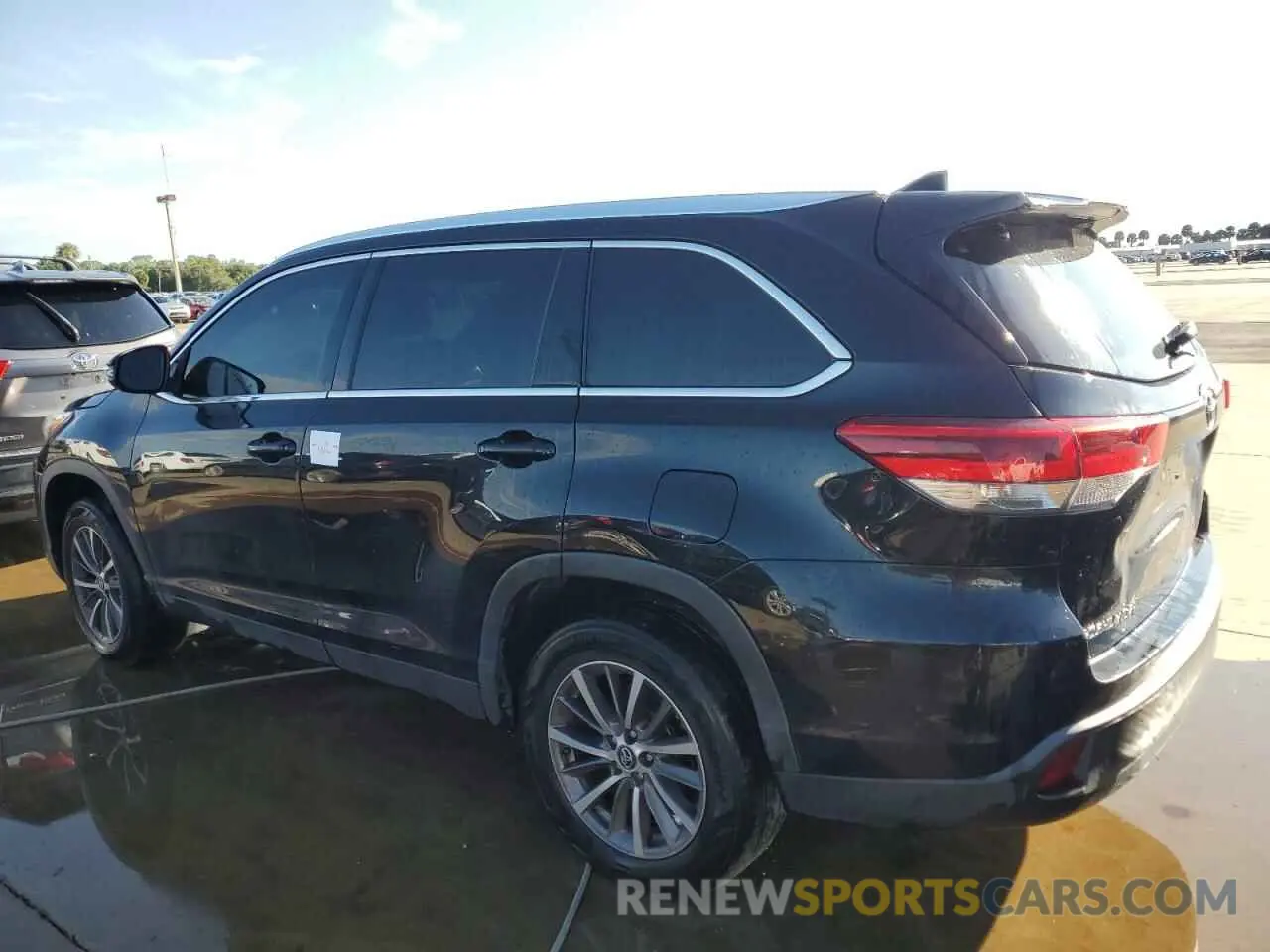 2 Photograph of a damaged car 5TDKZRFH5KS569975 TOYOTA HIGHLANDER 2019