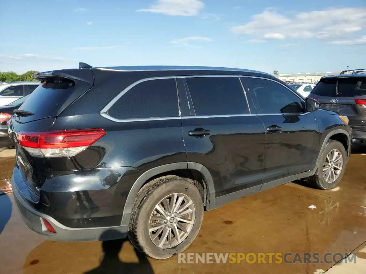 3 Photograph of a damaged car 5TDKZRFH5KS569975 TOYOTA HIGHLANDER 2019