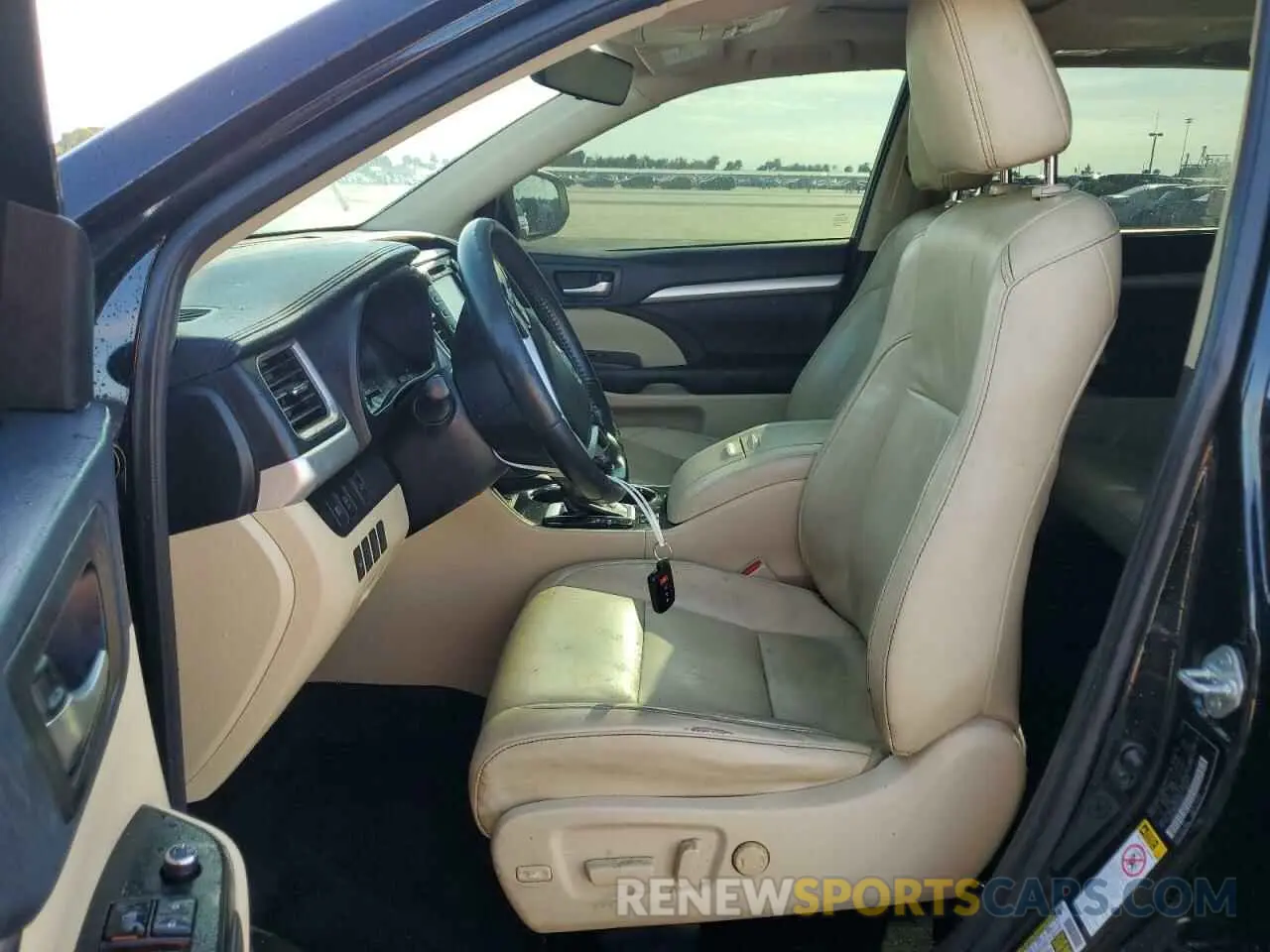 7 Photograph of a damaged car 5TDKZRFH5KS569975 TOYOTA HIGHLANDER 2019