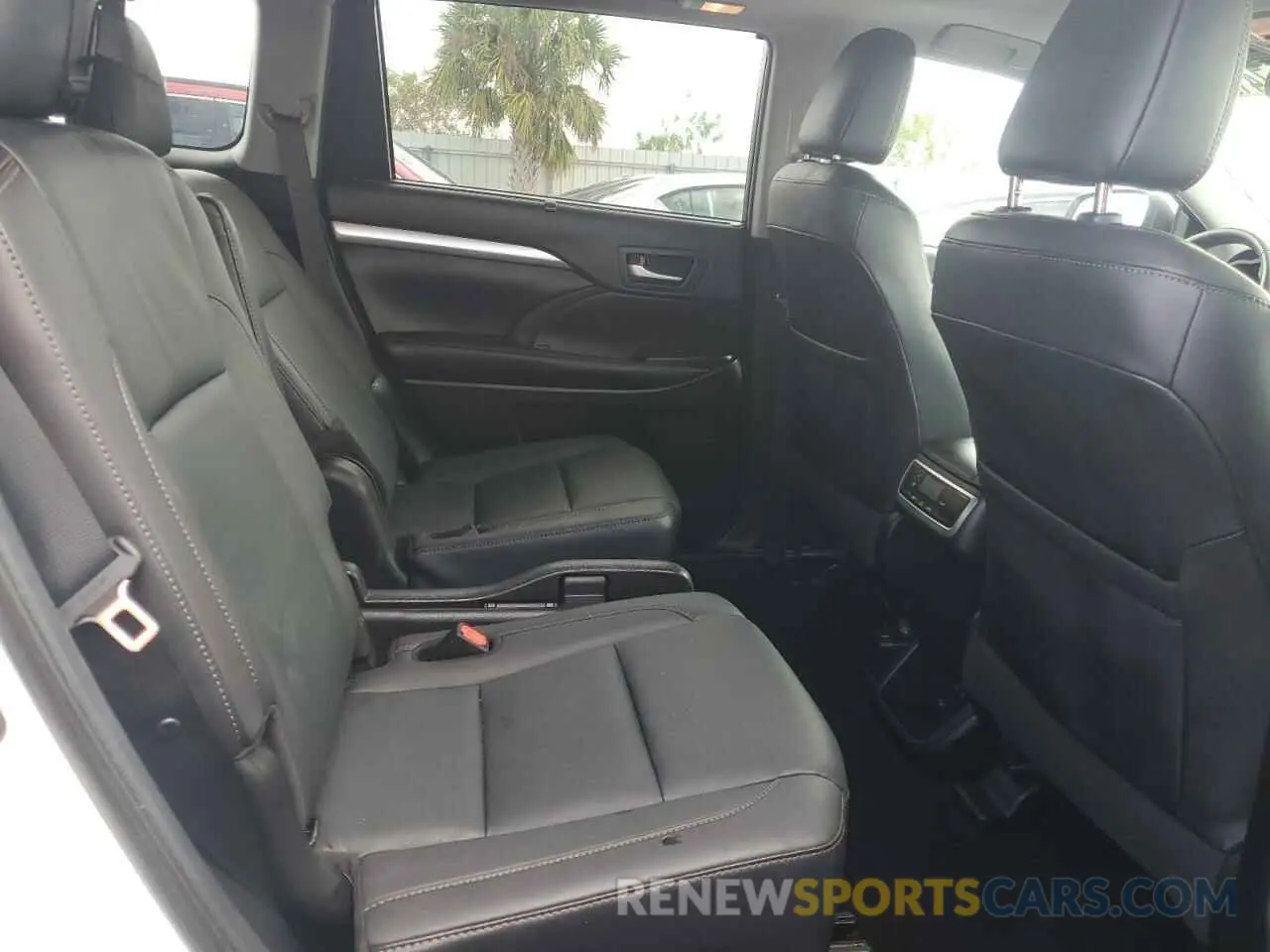 11 Photograph of a damaged car 5TDKZRFH5KS571225 TOYOTA HIGHLANDER 2019