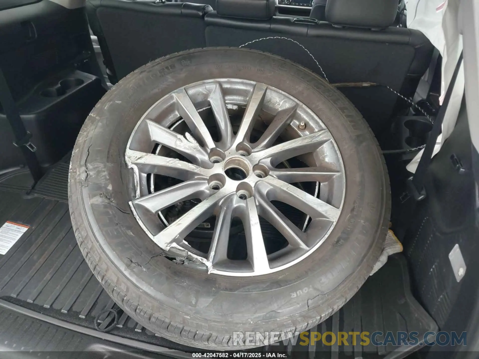 12 Photograph of a damaged car 5TDKZRFH5KS572312 TOYOTA HIGHLANDER 2019