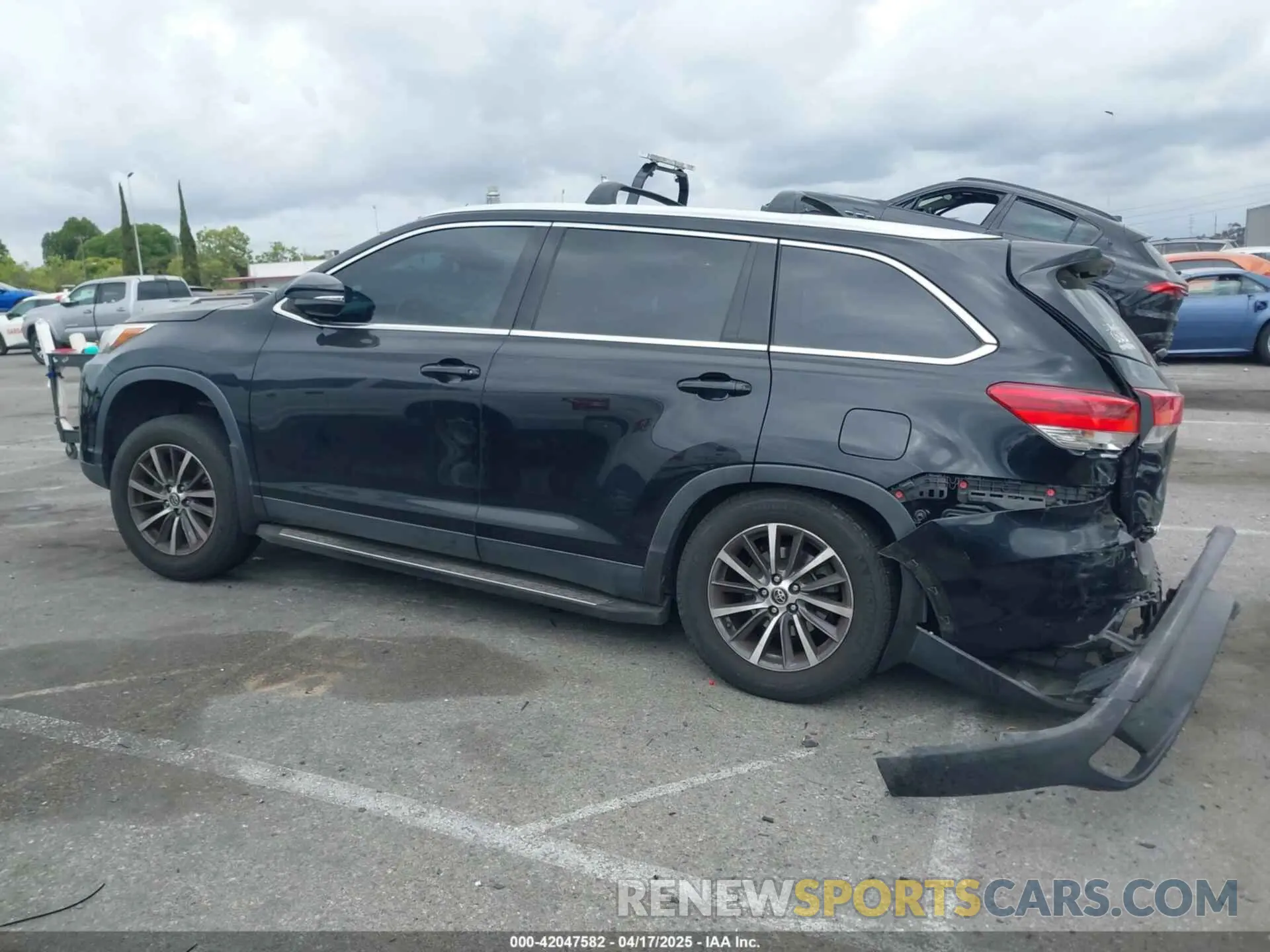 15 Photograph of a damaged car 5TDKZRFH5KS572312 TOYOTA HIGHLANDER 2019