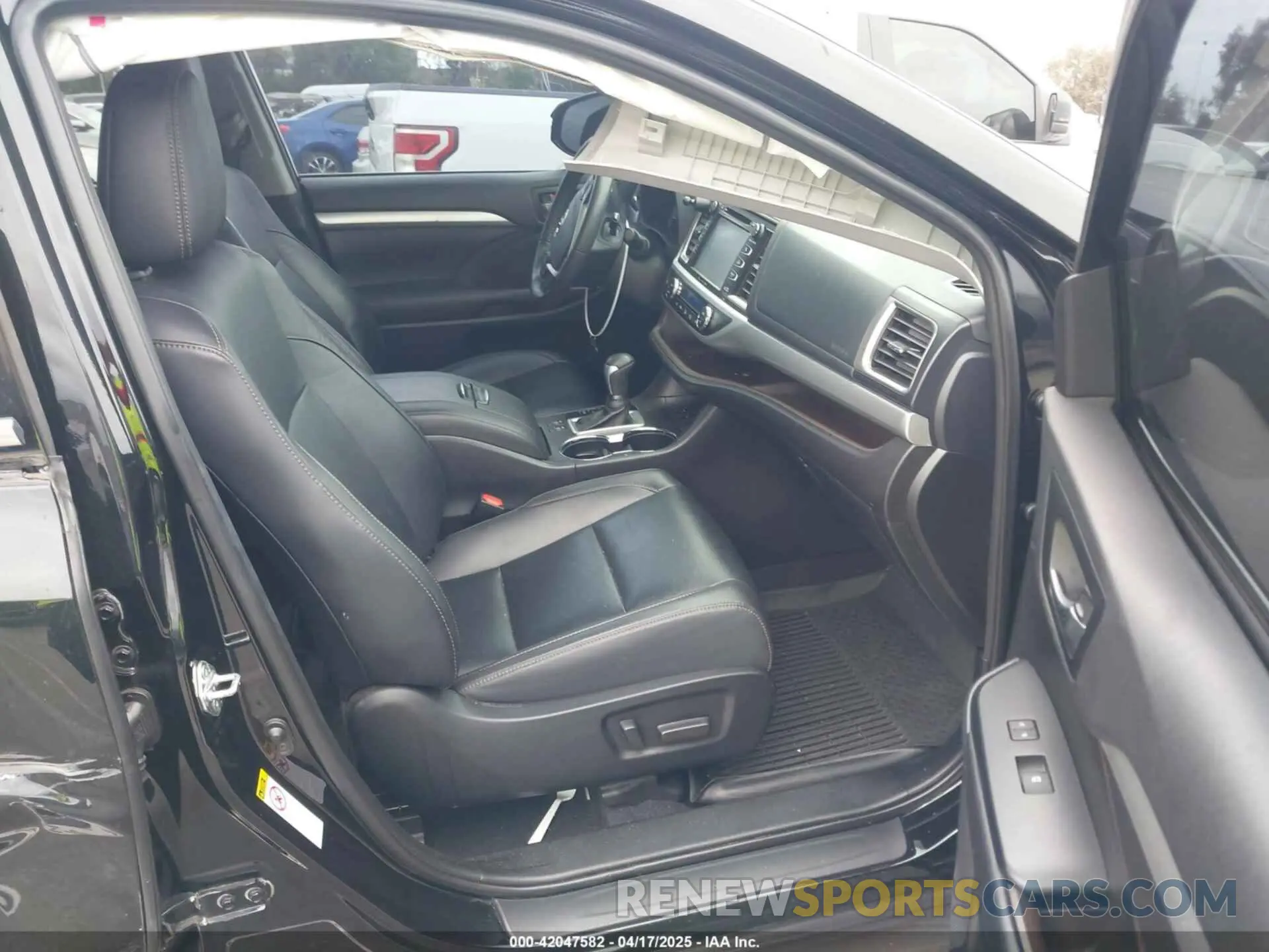 5 Photograph of a damaged car 5TDKZRFH5KS572312 TOYOTA HIGHLANDER 2019