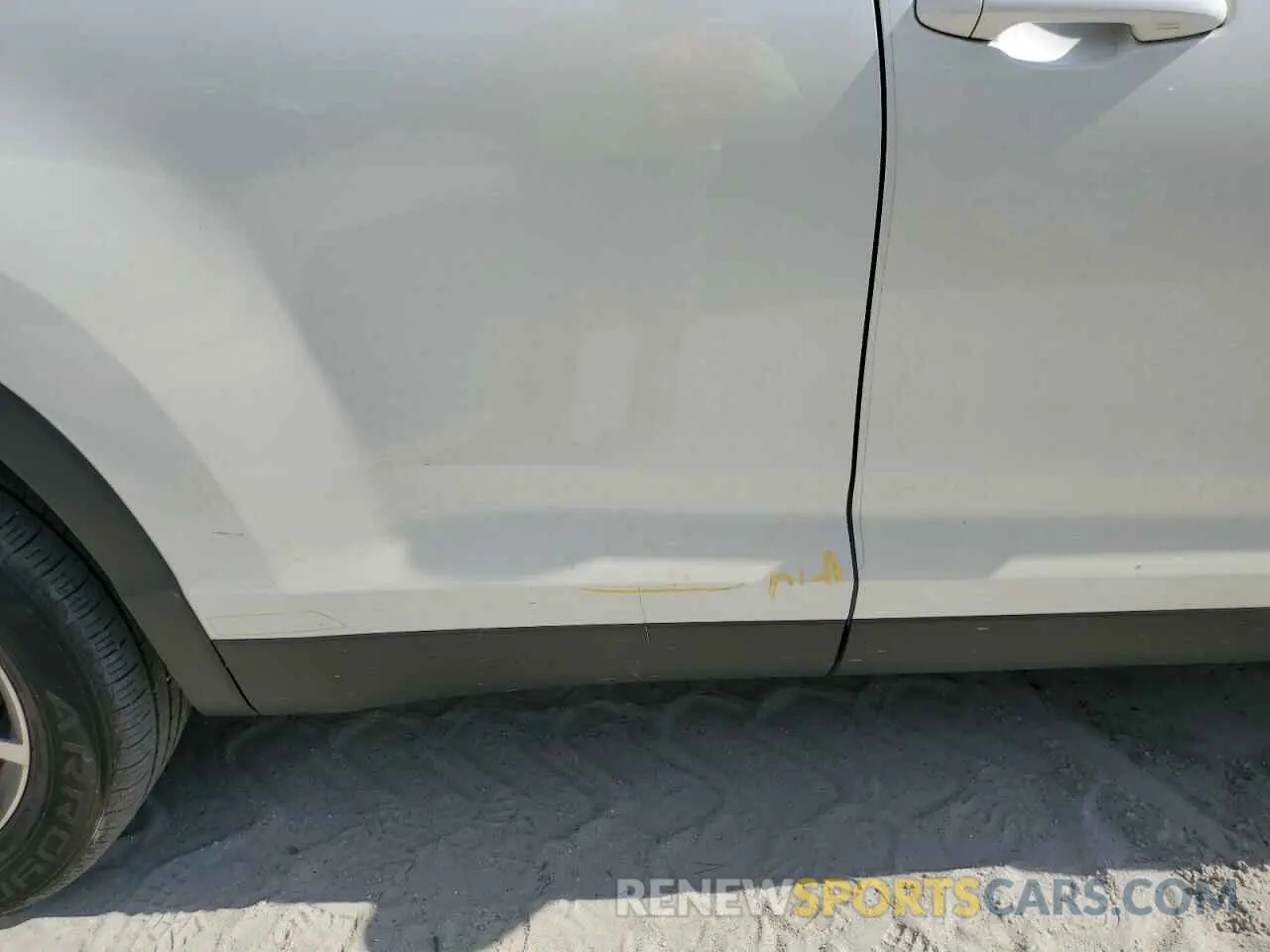 13 Photograph of a damaged car 5TDKZRFH5KS574951 TOYOTA HIGHLANDER 2019