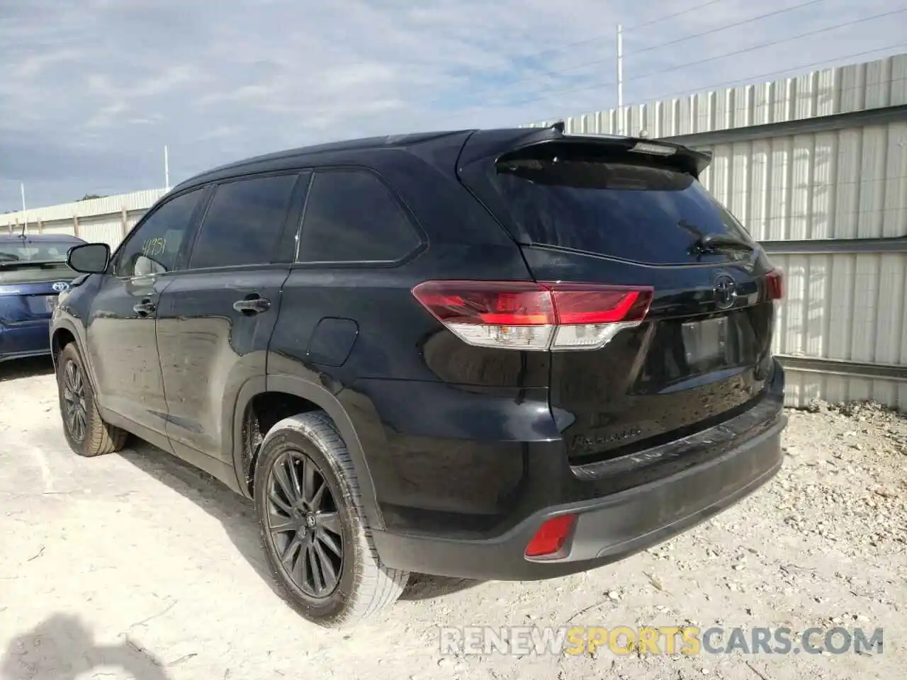 3 Photograph of a damaged car 5TDKZRFH6KS315630 TOYOTA HIGHLANDER 2019