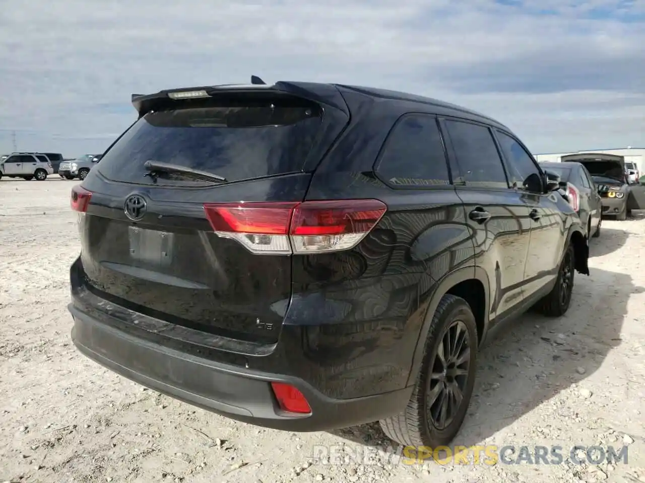 4 Photograph of a damaged car 5TDKZRFH6KS315630 TOYOTA HIGHLANDER 2019