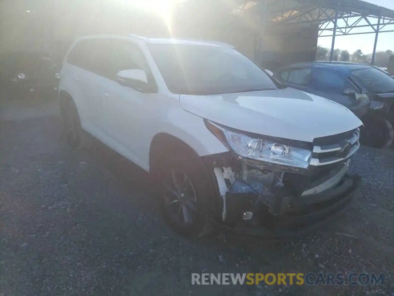 1 Photograph of a damaged car 5TDKZRFH6KS315952 TOYOTA HIGHLANDER 2019