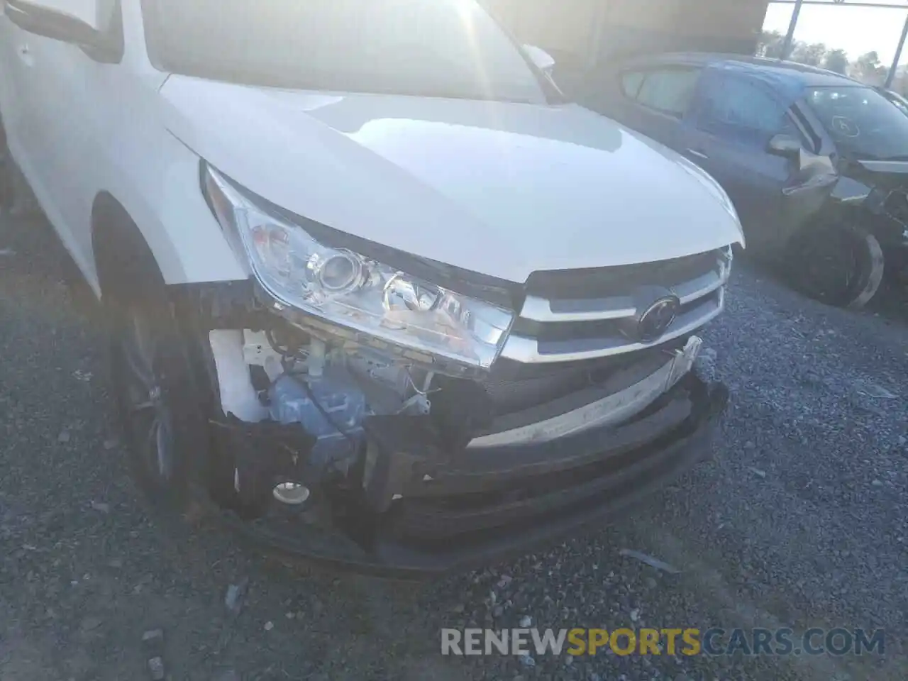 9 Photograph of a damaged car 5TDKZRFH6KS315952 TOYOTA HIGHLANDER 2019