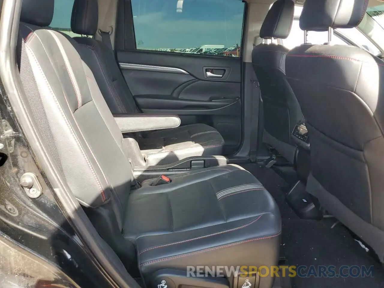 11 Photograph of a damaged car 5TDKZRFH6KS324375 TOYOTA HIGHLANDER 2019