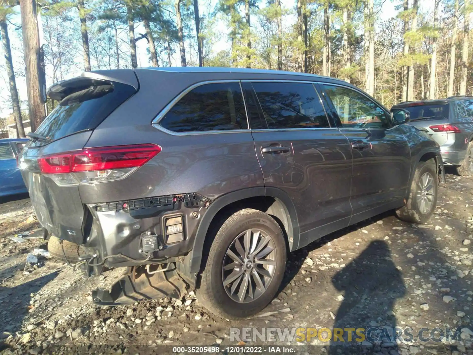 4 Photograph of a damaged car 5TDKZRFH6KS359482 TOYOTA HIGHLANDER 2019