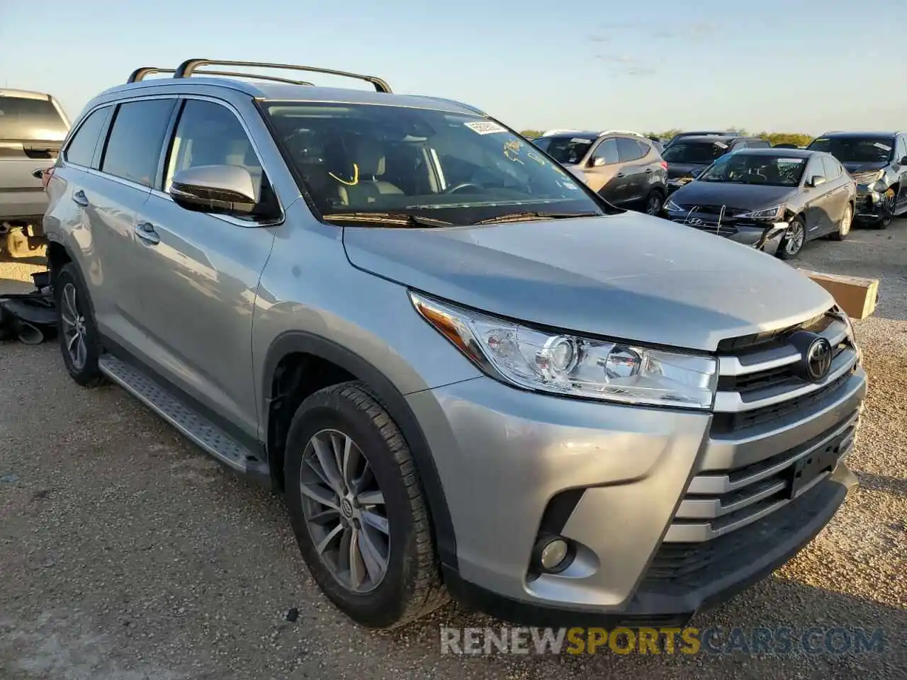 1 Photograph of a damaged car 5TDKZRFH6KS552893 TOYOTA HIGHLANDER 2019