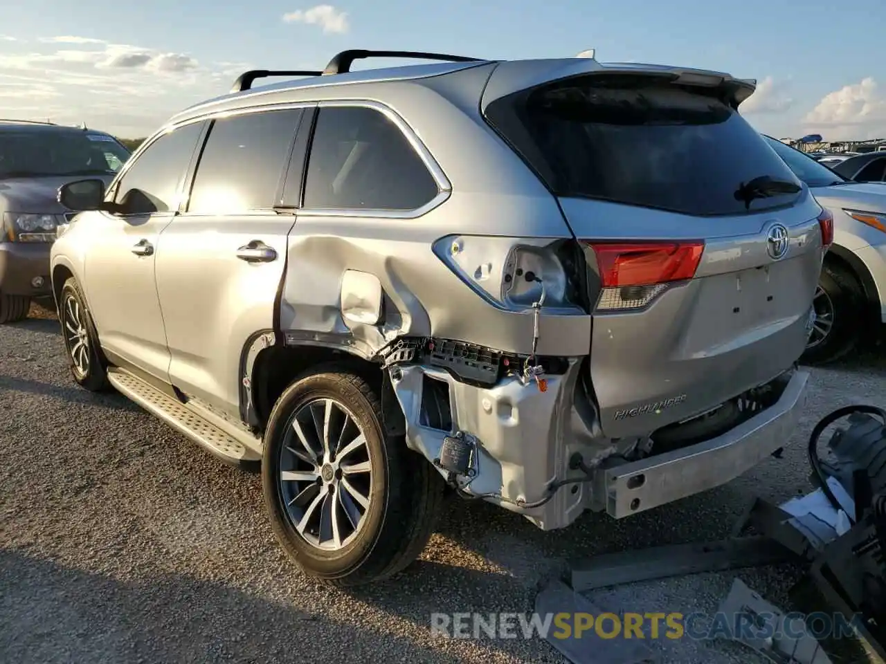 3 Photograph of a damaged car 5TDKZRFH6KS552893 TOYOTA HIGHLANDER 2019