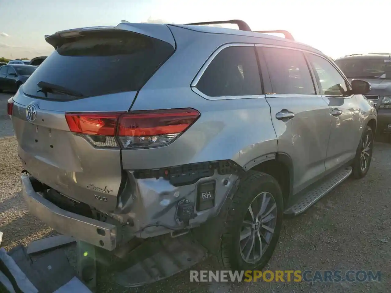 4 Photograph of a damaged car 5TDKZRFH6KS552893 TOYOTA HIGHLANDER 2019