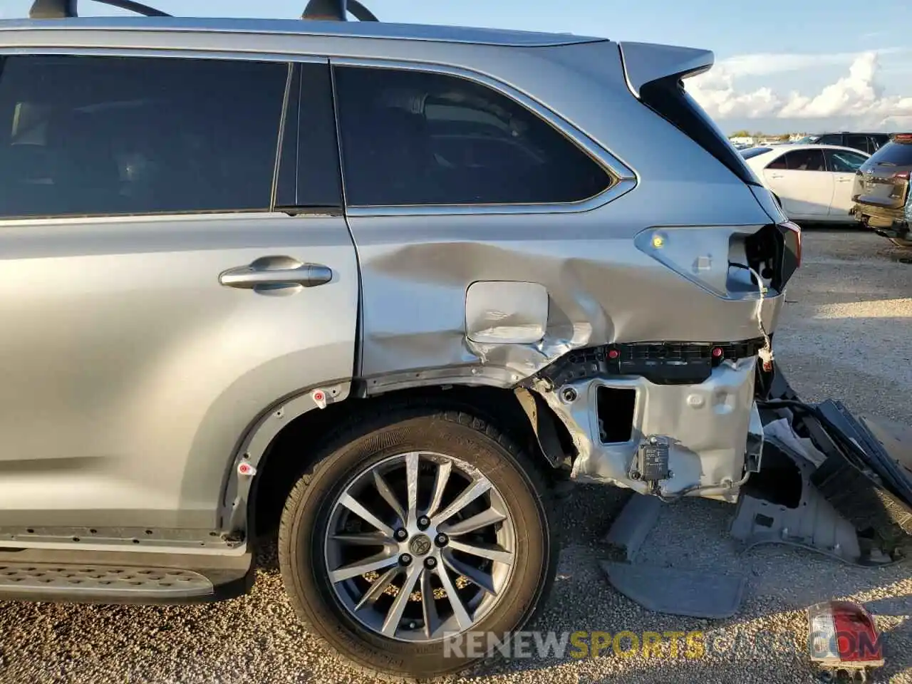 9 Photograph of a damaged car 5TDKZRFH6KS552893 TOYOTA HIGHLANDER 2019