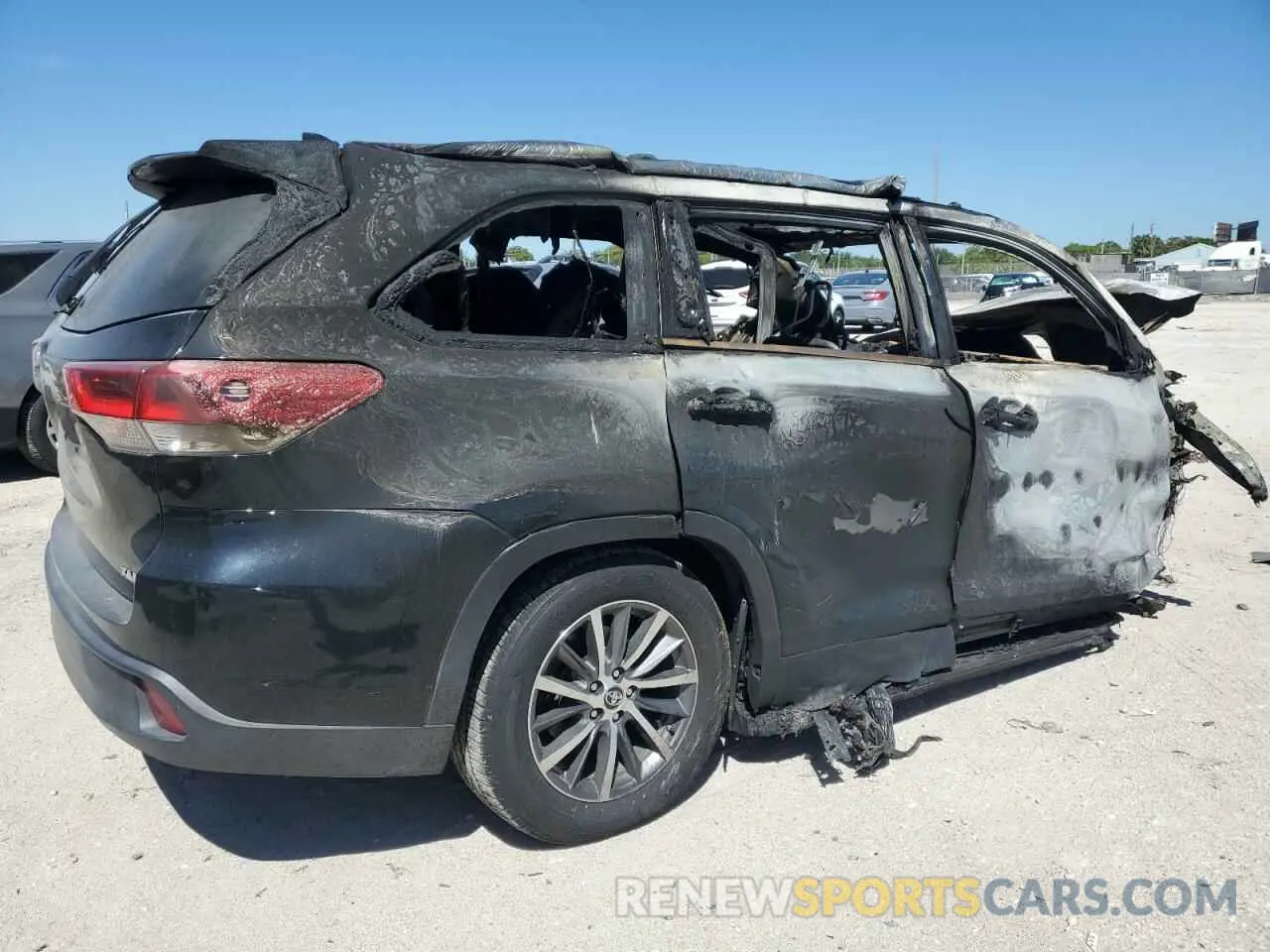 3 Photograph of a damaged car 5TDKZRFH6KS556880 TOYOTA HIGHLANDER 2019