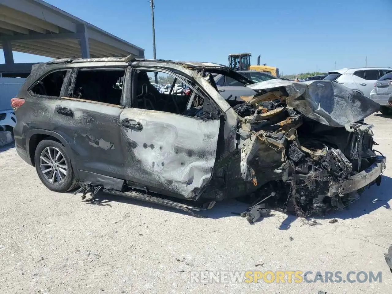 4 Photograph of a damaged car 5TDKZRFH6KS556880 TOYOTA HIGHLANDER 2019