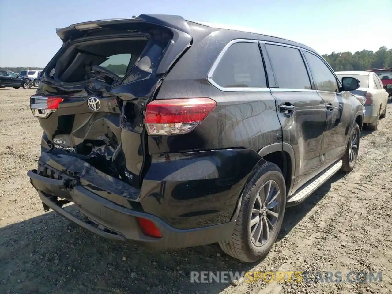 4 Photograph of a damaged car 5TDKZRFH6KS557768 TOYOTA HIGHLANDER 2019