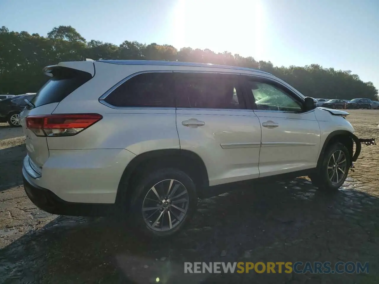 3 Photograph of a damaged car 5TDKZRFH6KS565742 TOYOTA HIGHLANDER 2019