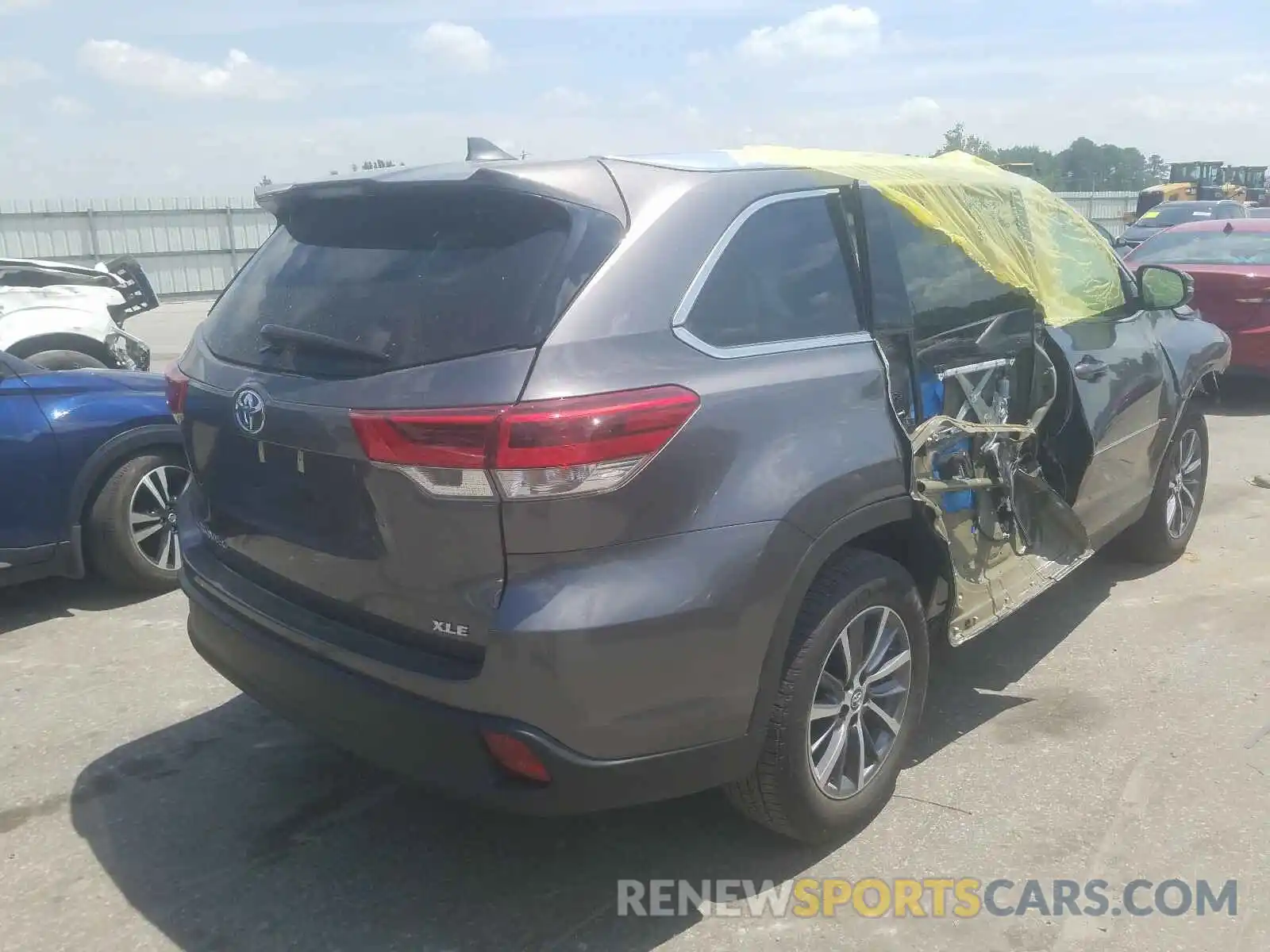 4 Photograph of a damaged car 5TDKZRFH6KS568656 TOYOTA HIGHLANDER 2019