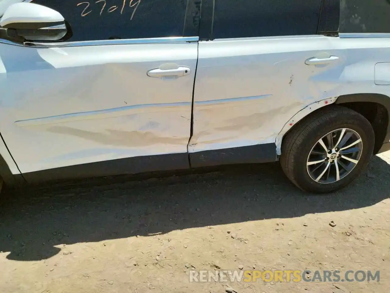 9 Photograph of a damaged car 5TDKZRFH6KS574229 TOYOTA HIGHLANDER 2019