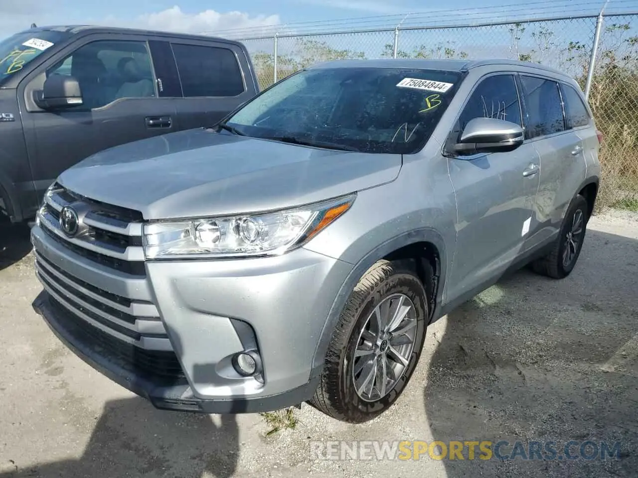 1 Photograph of a damaged car 5TDKZRFH6KS574554 TOYOTA HIGHLANDER 2019