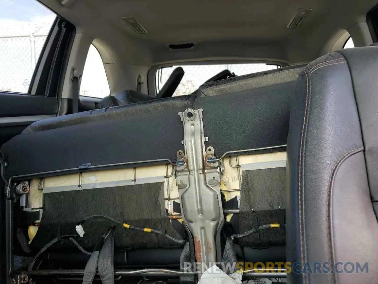 10 Photograph of a damaged car 5TDKZRFH6KS574554 TOYOTA HIGHLANDER 2019