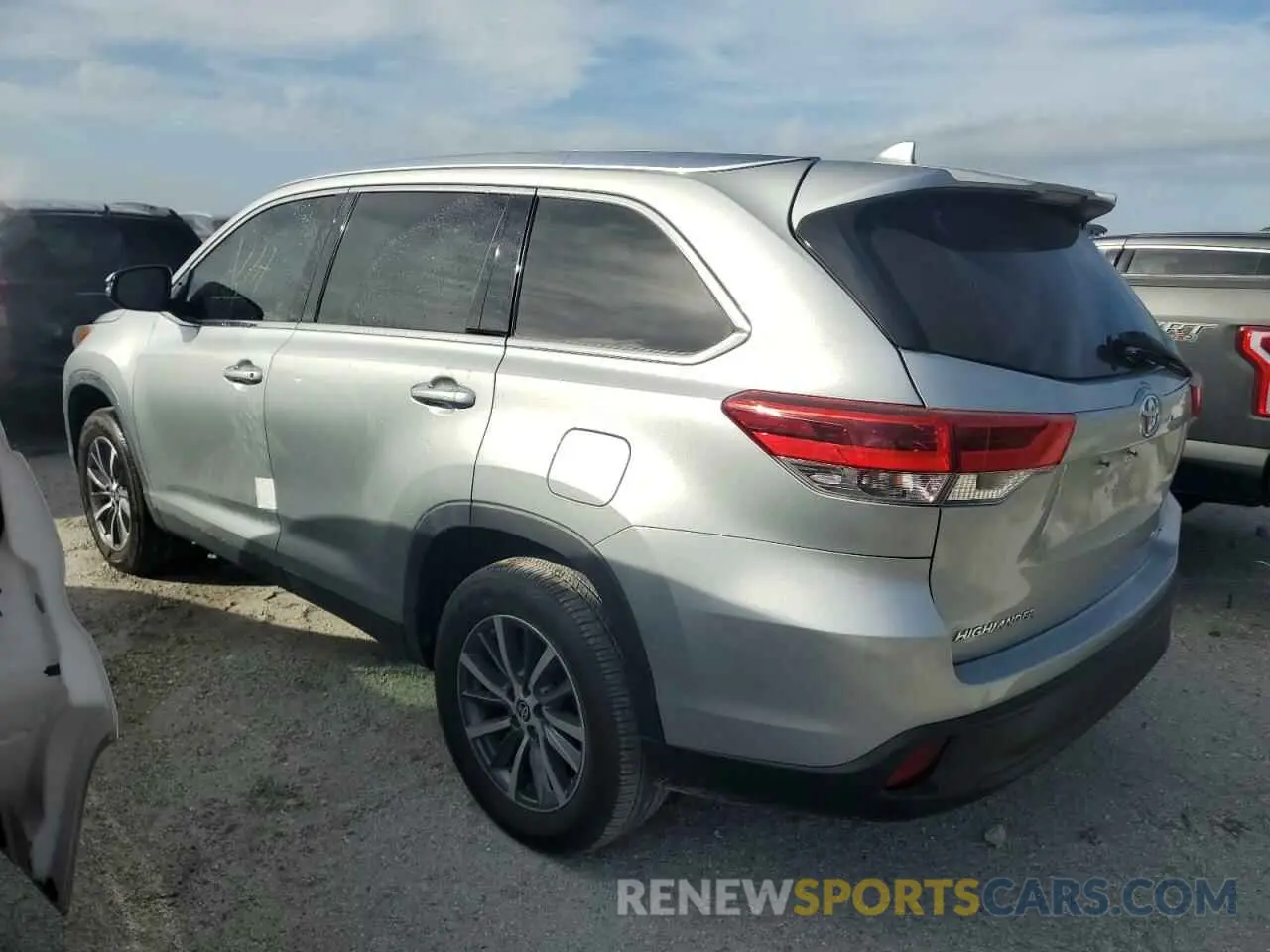 2 Photograph of a damaged car 5TDKZRFH6KS574554 TOYOTA HIGHLANDER 2019