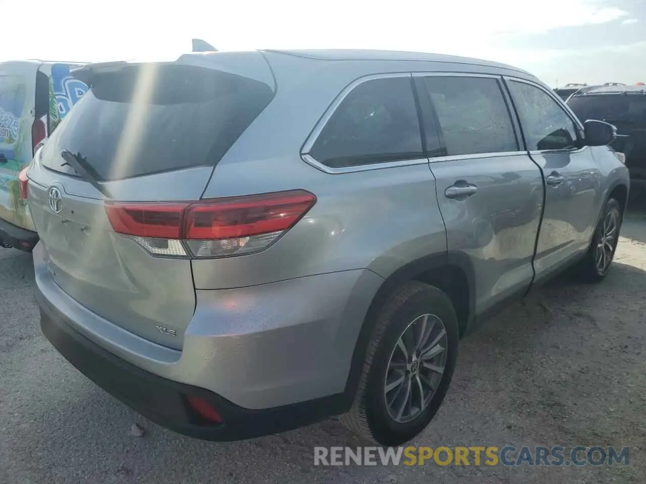 3 Photograph of a damaged car 5TDKZRFH6KS574554 TOYOTA HIGHLANDER 2019
