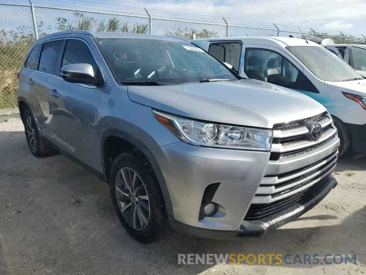 4 Photograph of a damaged car 5TDKZRFH6KS574554 TOYOTA HIGHLANDER 2019