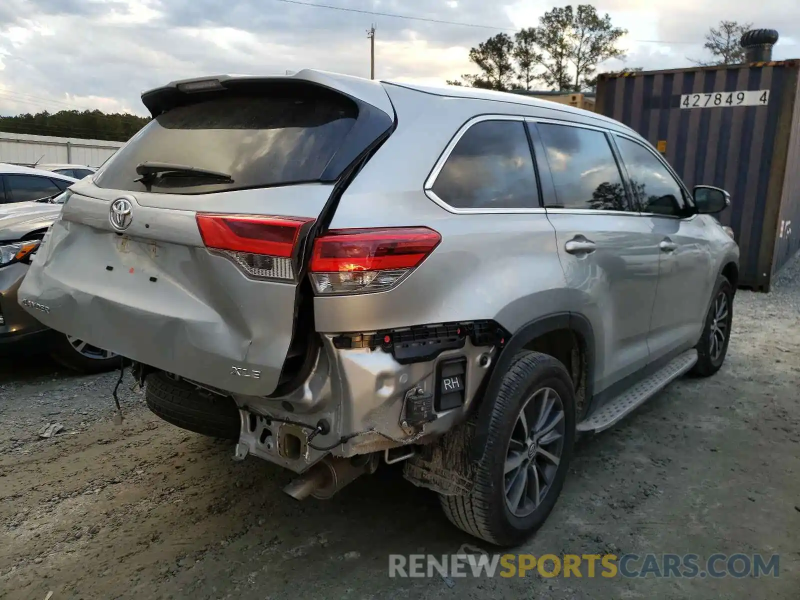 4 Photograph of a damaged car 5TDKZRFH7KS302658 TOYOTA HIGHLANDER 2019