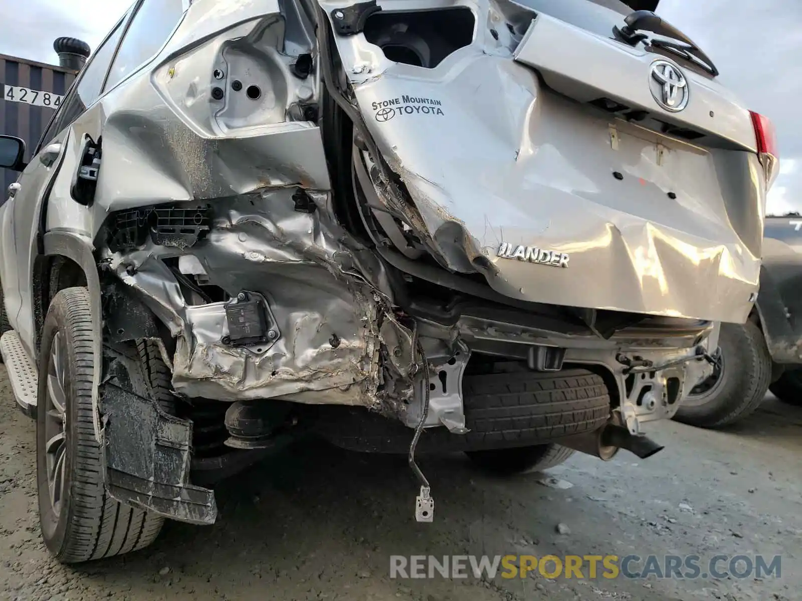 9 Photograph of a damaged car 5TDKZRFH7KS302658 TOYOTA HIGHLANDER 2019