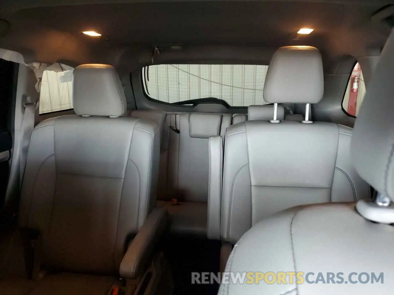 10 Photograph of a damaged car 5TDKZRFH7KS327110 TOYOTA HIGHLANDER 2019