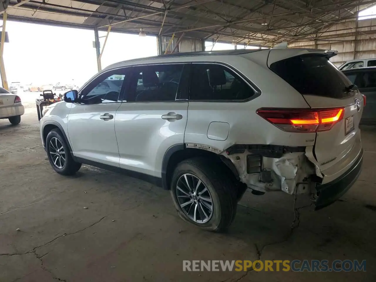 2 Photograph of a damaged car 5TDKZRFH7KS327110 TOYOTA HIGHLANDER 2019