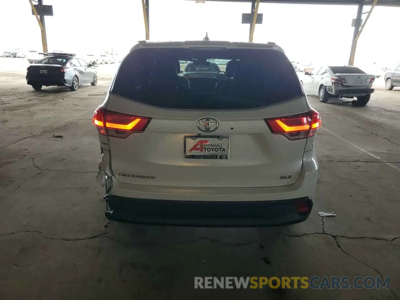 6 Photograph of a damaged car 5TDKZRFH7KS327110 TOYOTA HIGHLANDER 2019