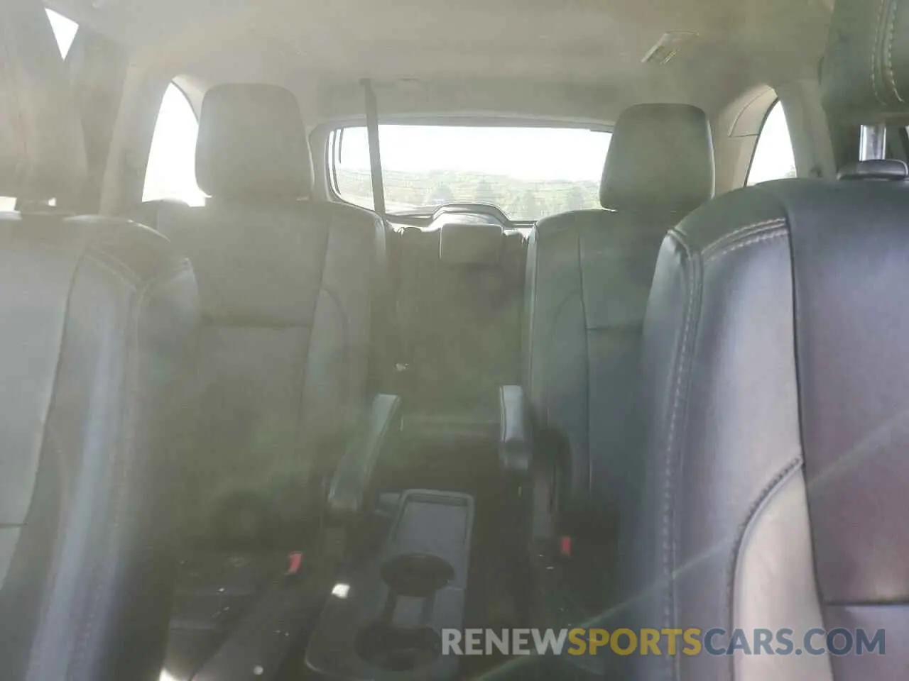 10 Photograph of a damaged car 5TDKZRFH7KS338348 TOYOTA HIGHLANDER 2019