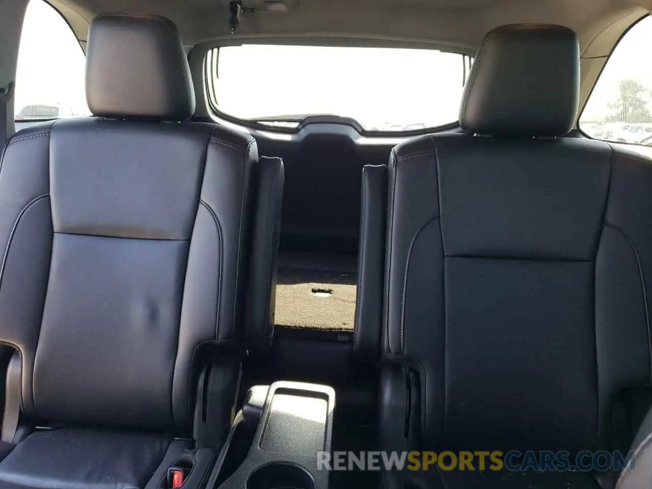 10 Photograph of a damaged car 5TDKZRFH7KS341976 TOYOTA HIGHLANDER 2019