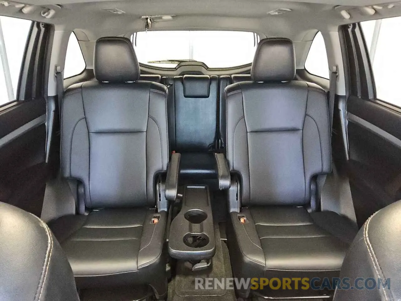 10 Photograph of a damaged car 5TDKZRFH7KS343727 TOYOTA HIGHLANDER 2019