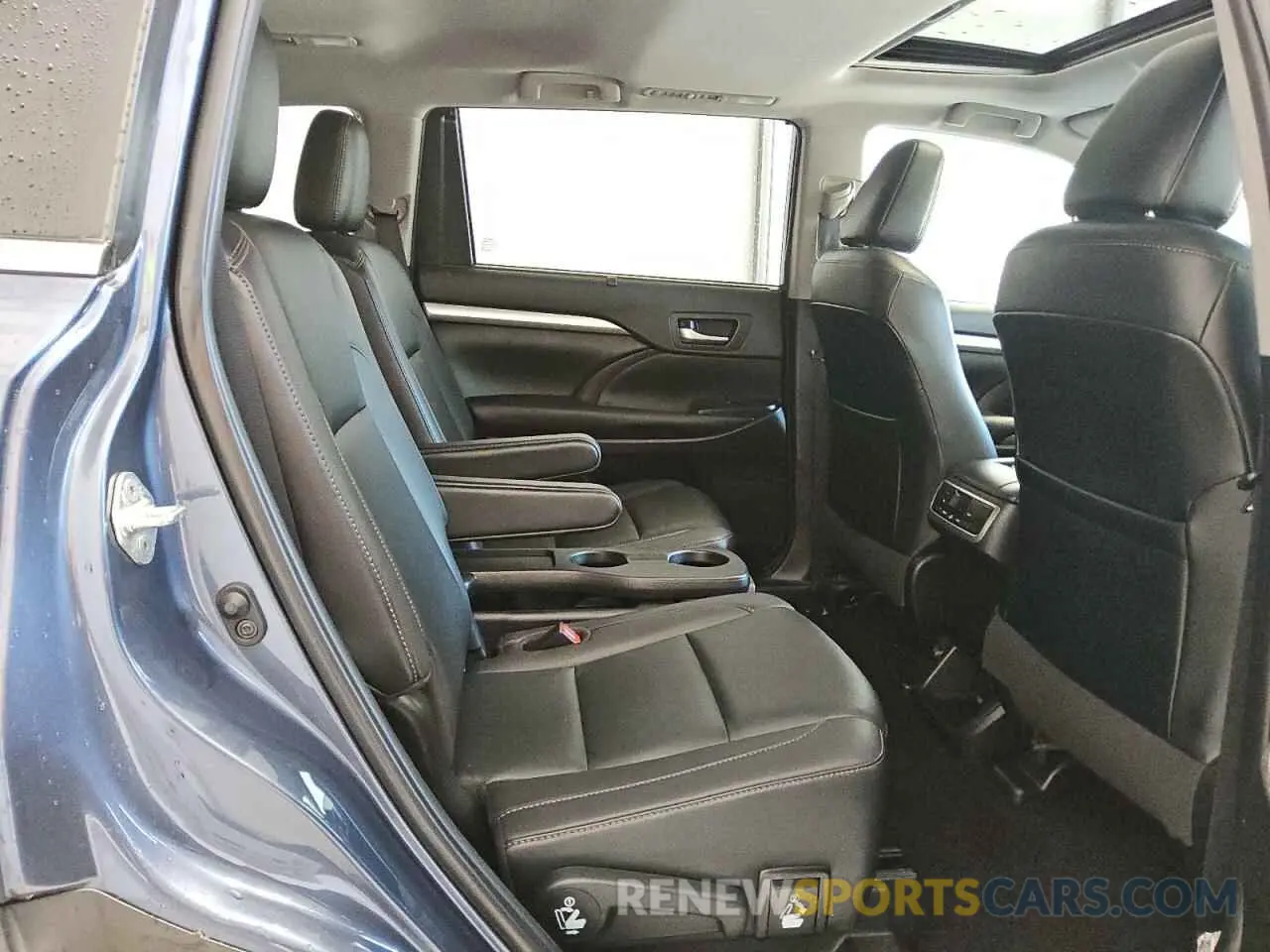 11 Photograph of a damaged car 5TDKZRFH7KS343727 TOYOTA HIGHLANDER 2019
