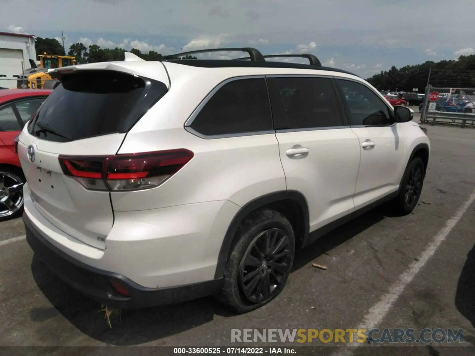 4 Photograph of a damaged car 5TDKZRFH7KS346983 TOYOTA HIGHLANDER 2019