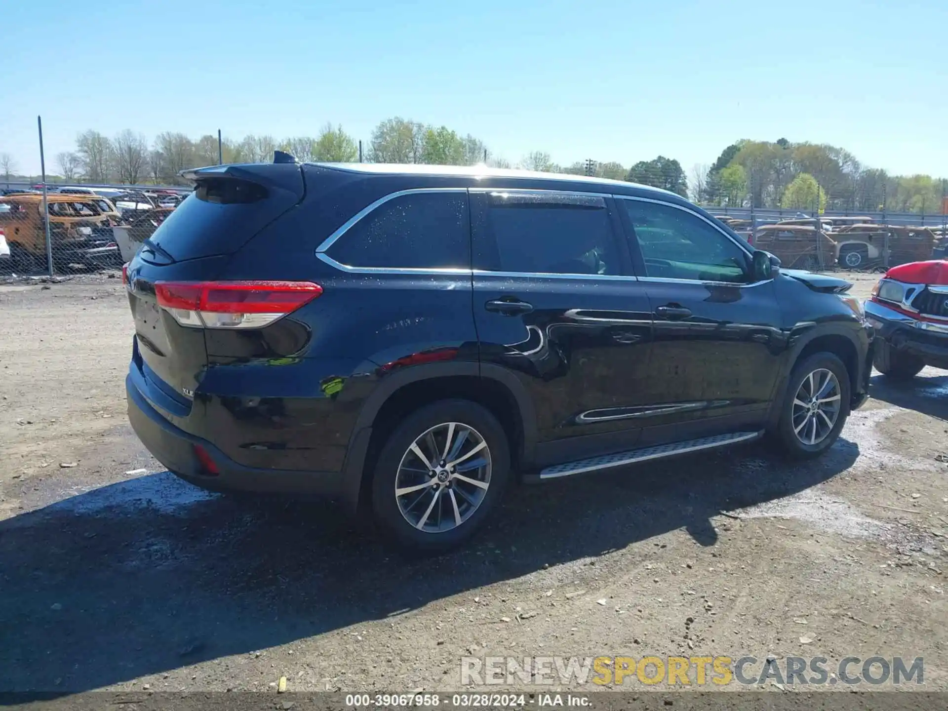 4 Photograph of a damaged car 5TDKZRFH7KS349382 TOYOTA HIGHLANDER 2019