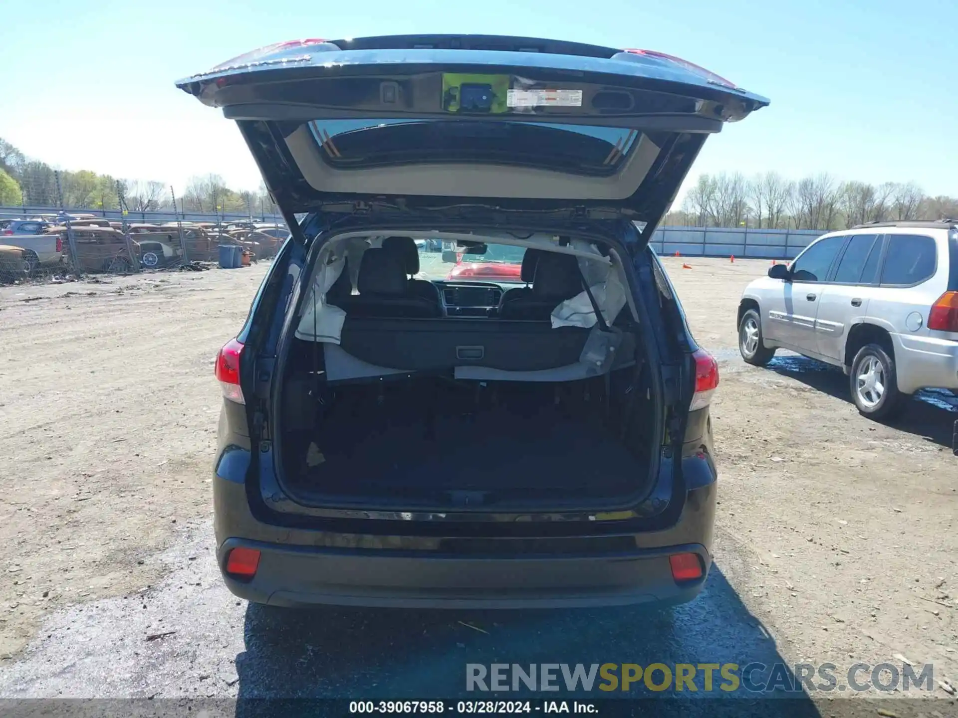 8 Photograph of a damaged car 5TDKZRFH7KS349382 TOYOTA HIGHLANDER 2019