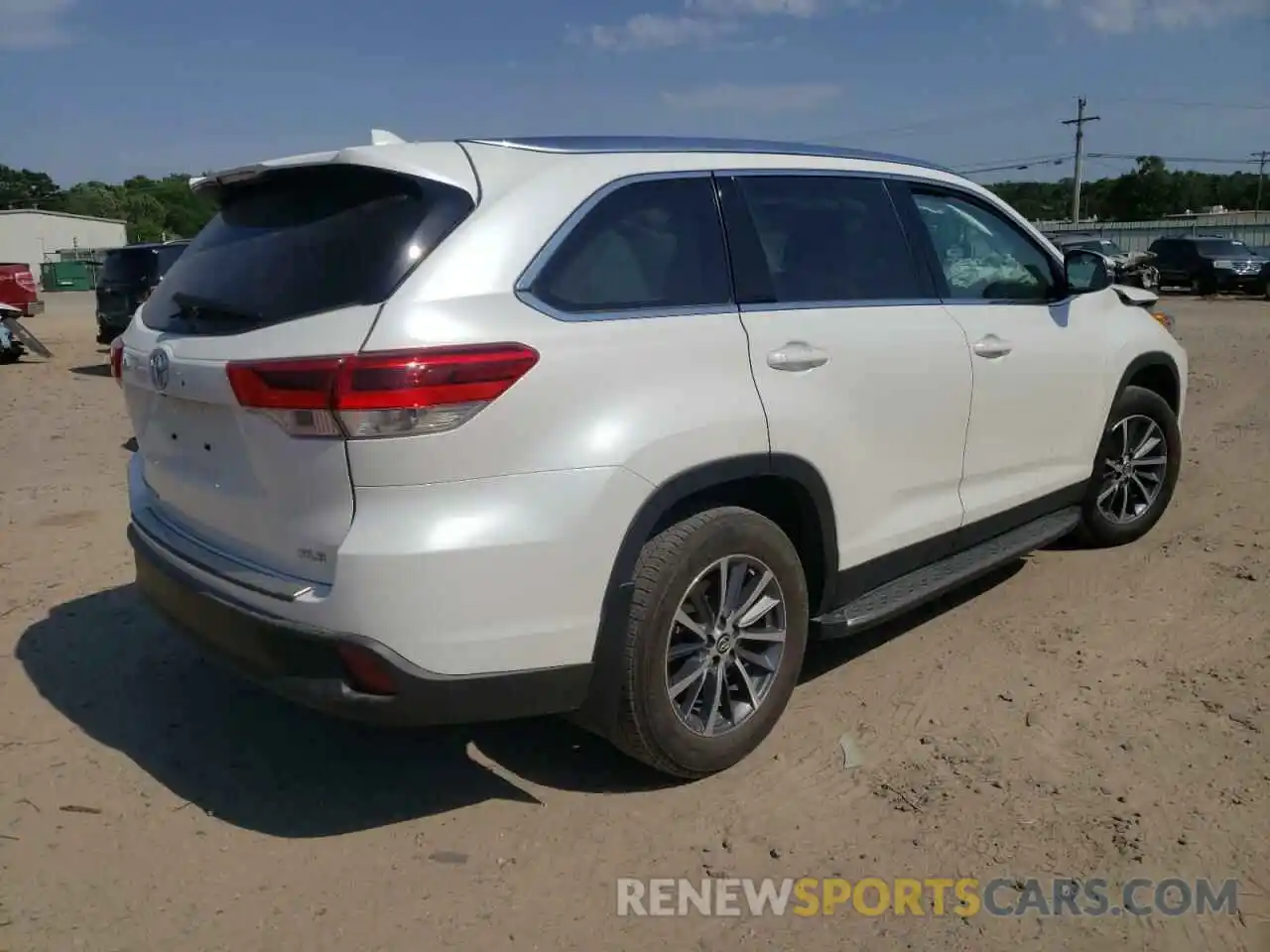 4 Photograph of a damaged car 5TDKZRFH7KS358891 TOYOTA HIGHLANDER 2019